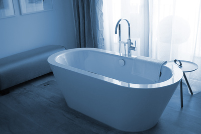 Kostenloses Foto: Bad modern mit frei stehender Wanne - pixelio.de